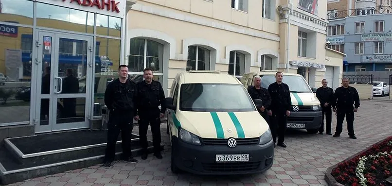 Сотрудники охраны у инкассаторского автомобиля