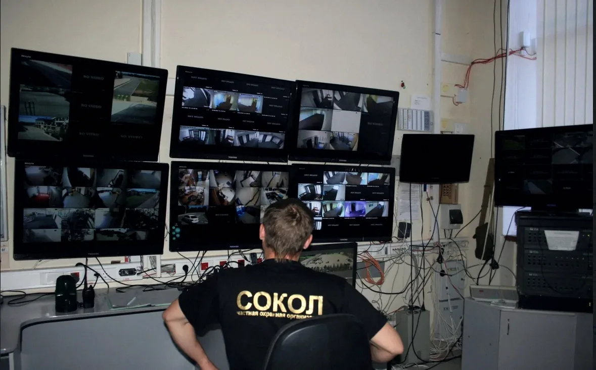 Оператор ЧОО «Сокол» за мониторами видеонаблюдения